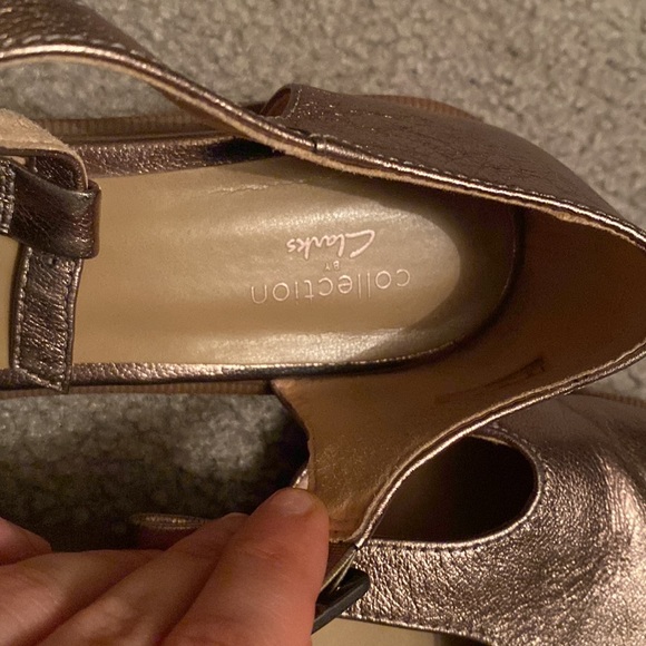 Clarks Gold Oxford shoes - Picture 3 of 4